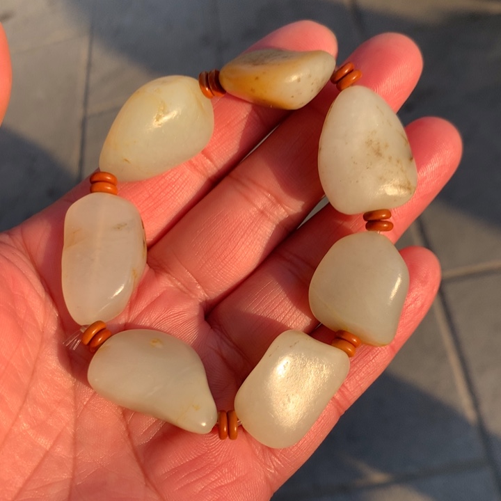 颈饰未镶嵌透闪石质玉