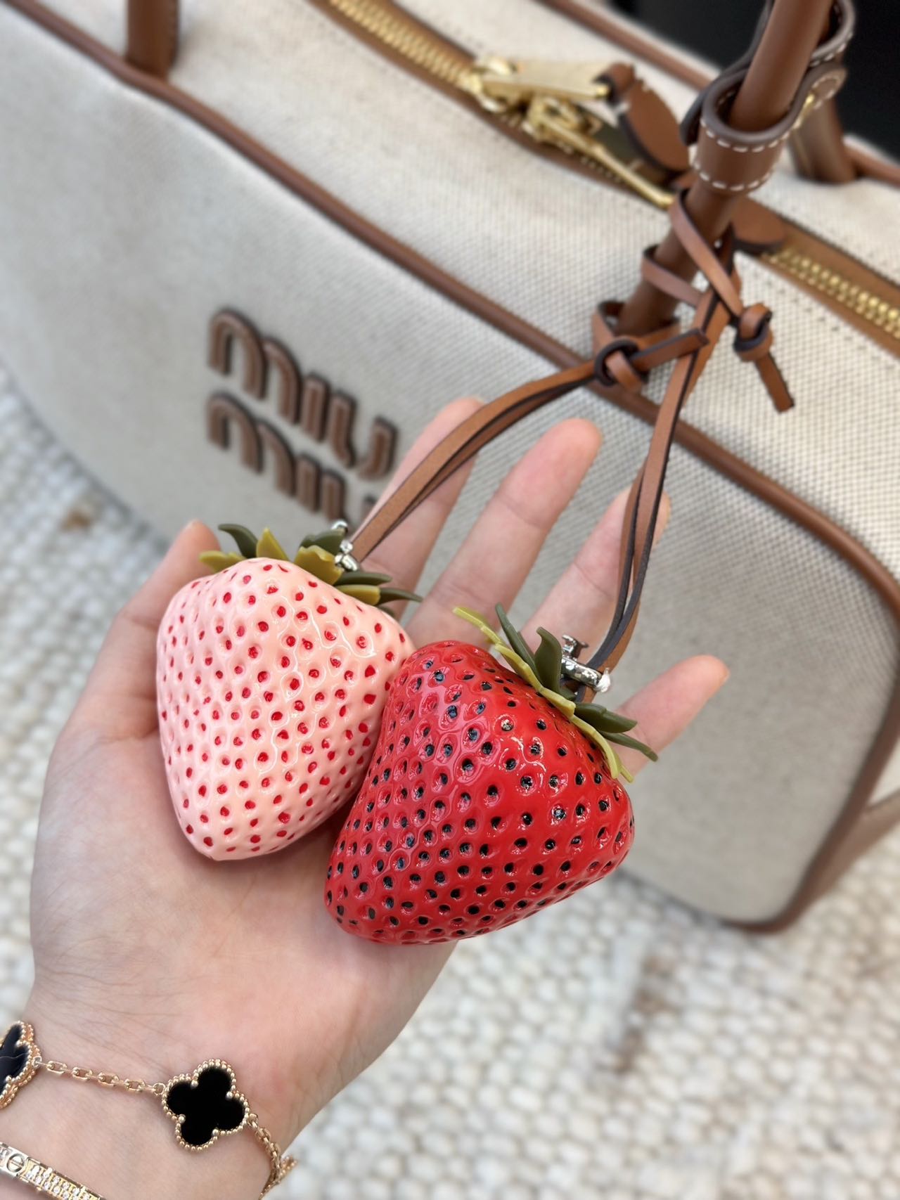 tb新款小众设计草莓挂件包包挂件配饰