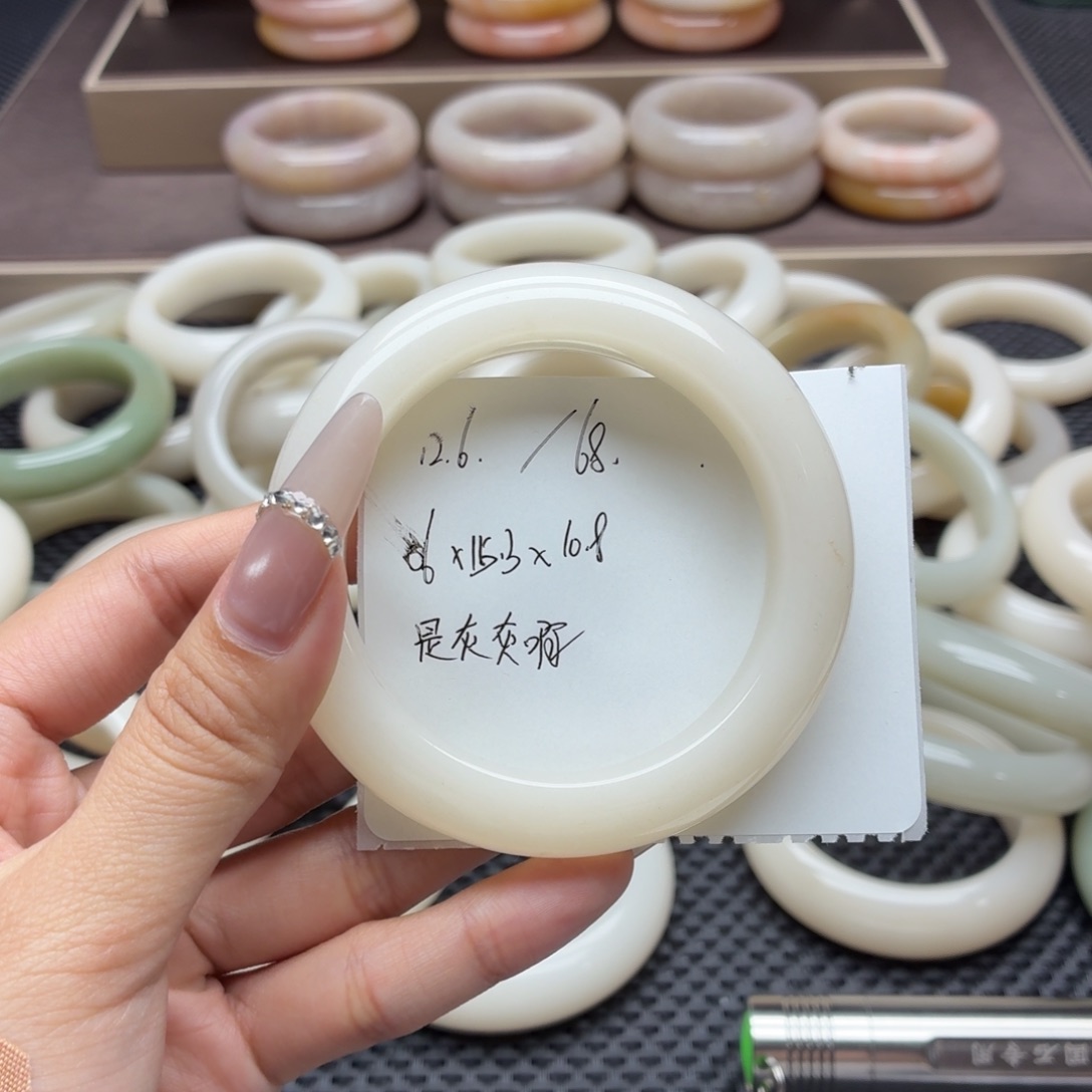 是***。石英岩玉未镶嵌手镯