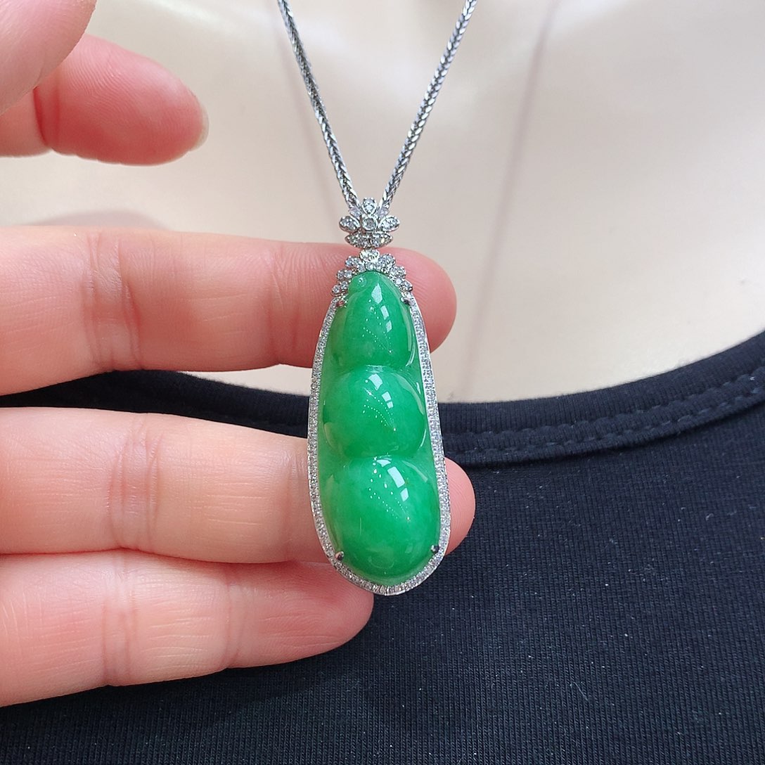 翡翠颈饰18K金镶嵌福豆