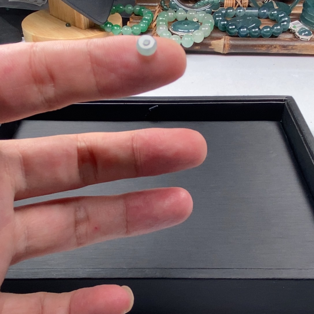 翡翠手链未镶嵌算盘珠一颗