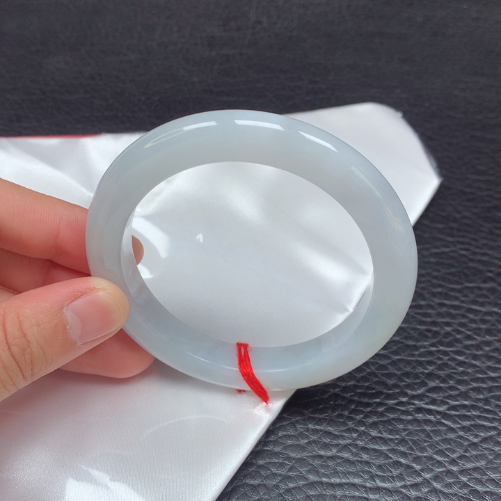 翡翠手镯未镶嵌。