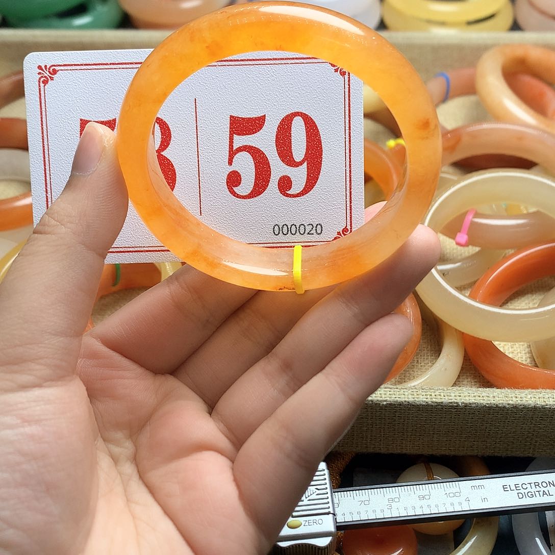 未镶嵌石英质玉（黄龙玉）手镯