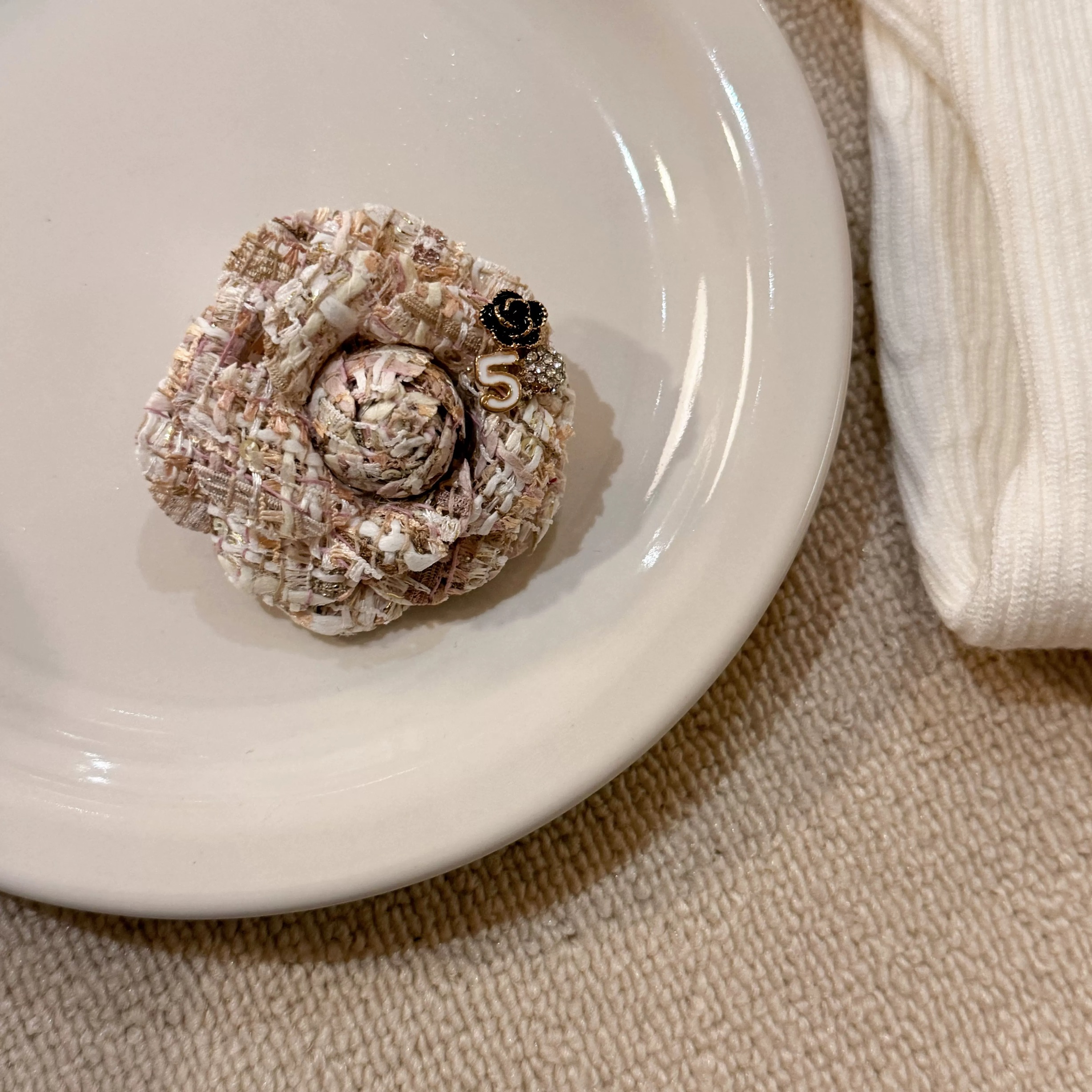 嘀咕家 非金属布艺胸针 轻奢高级感小香风胸针女百搭别针衣服配饰