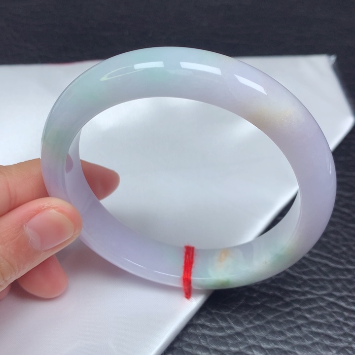 翡翠手镯未镶嵌61-62。