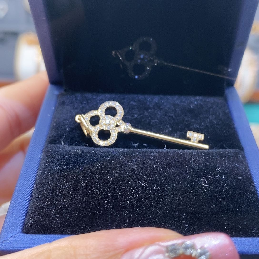 钻石吊坠(不含链)18K金镶嵌k黄皇冠钥匙吊坠
