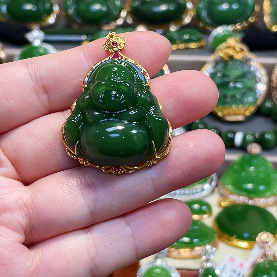 和田玉（碧玉）颈饰18K金镶嵌绿阳绿佛公30mm