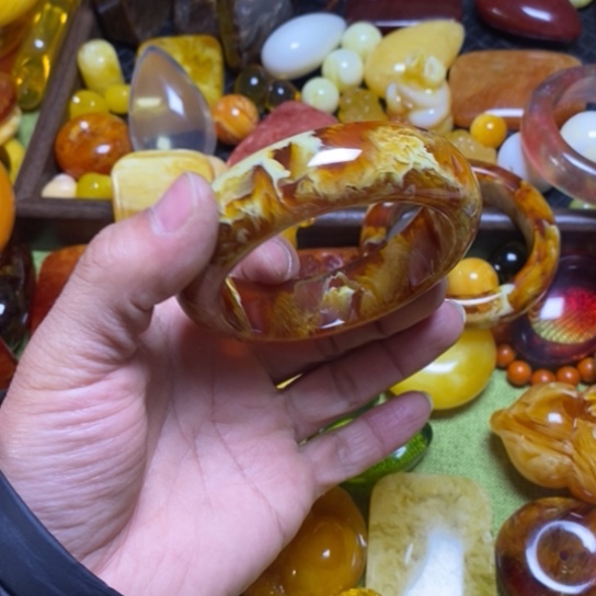 ，****61-62妖花手镯一支