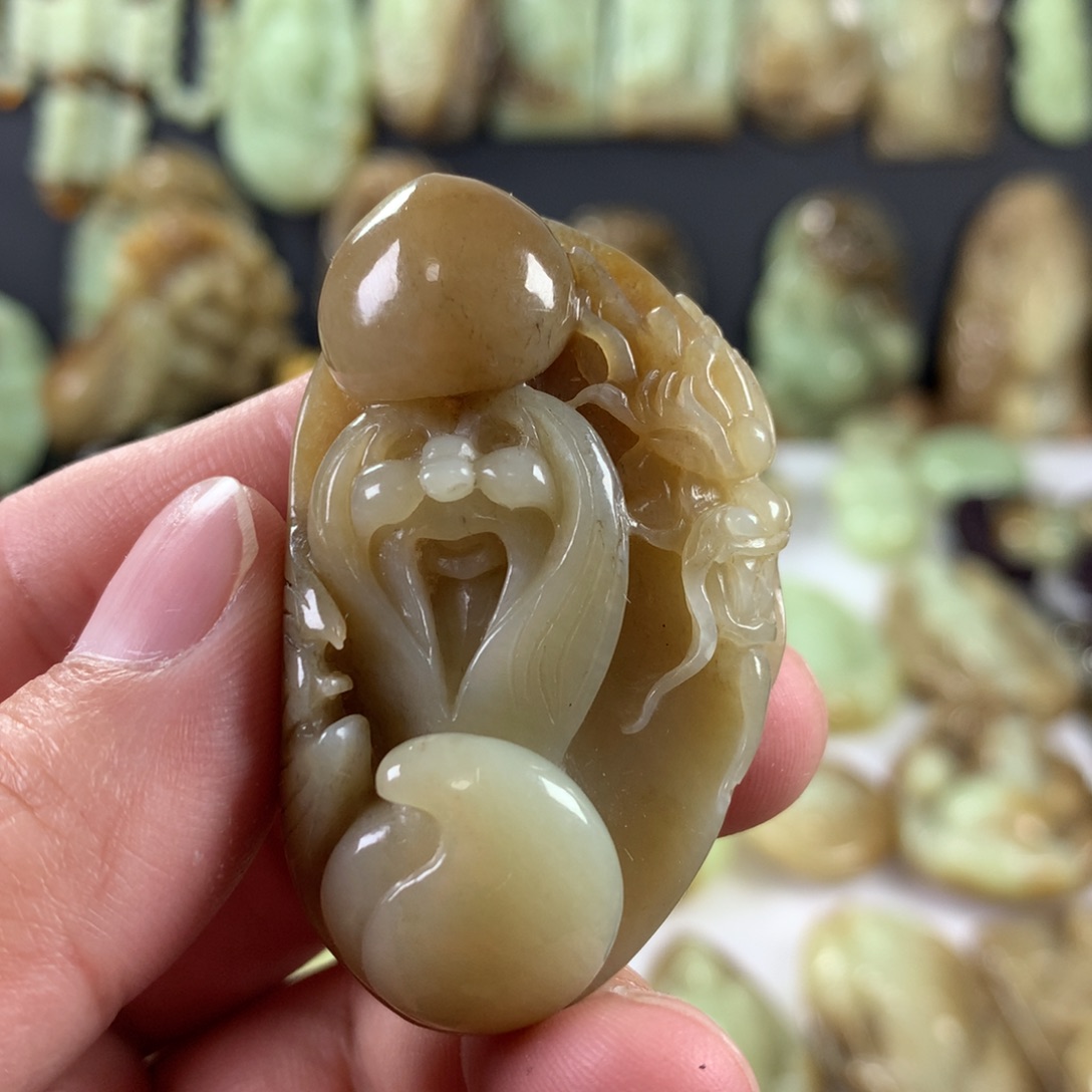 和田玉颈饰未镶嵌天**者