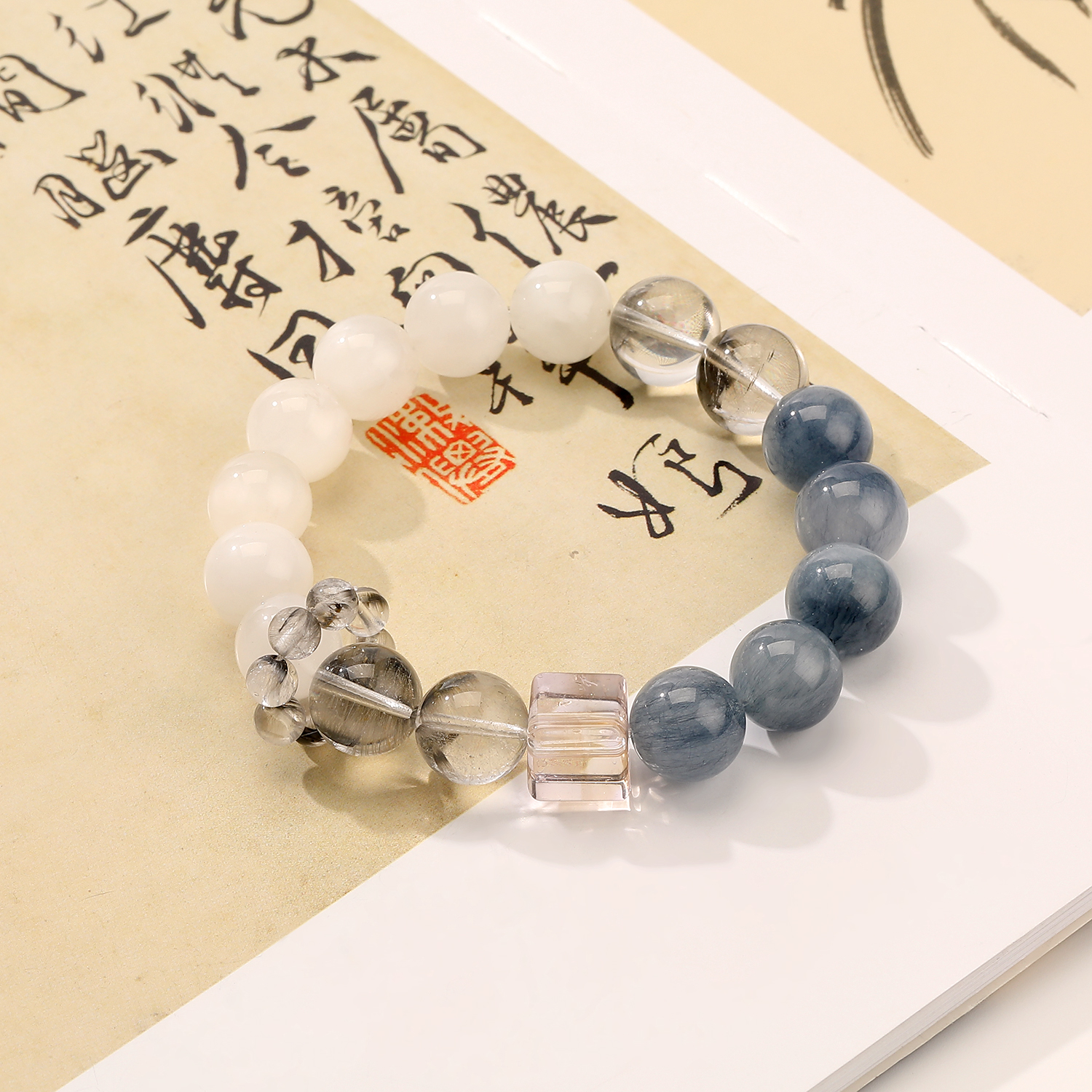 一了个卜【兔子小姐】蓝钢丝白兔毛手串