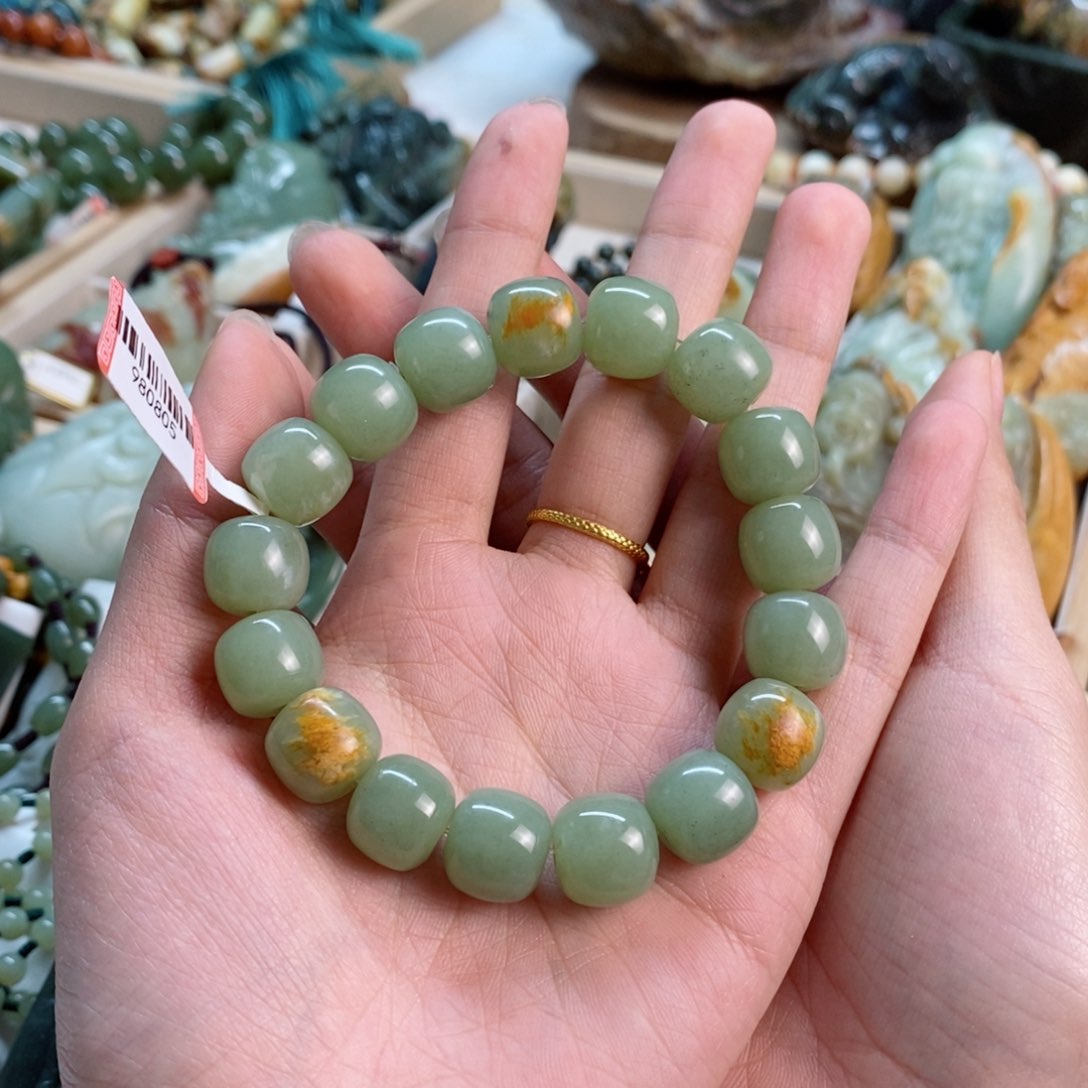 透闪石质玉手串未镶嵌我****?