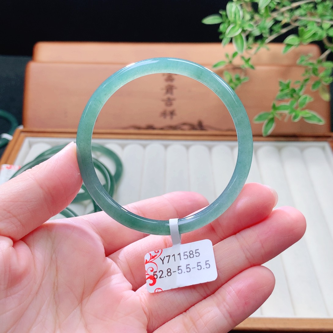 未镶嵌手镯（圆镯）翡翠