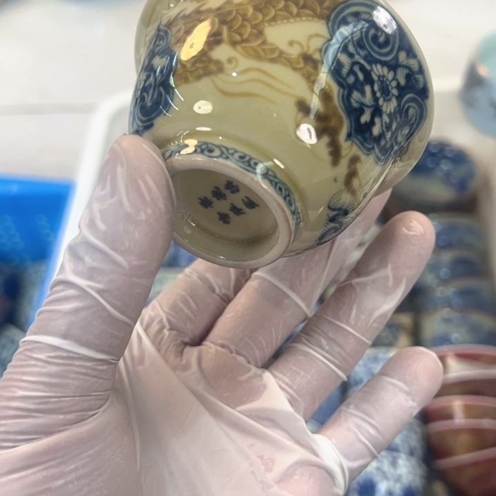 瓷片釉里金穿花龙压手杯主人杯