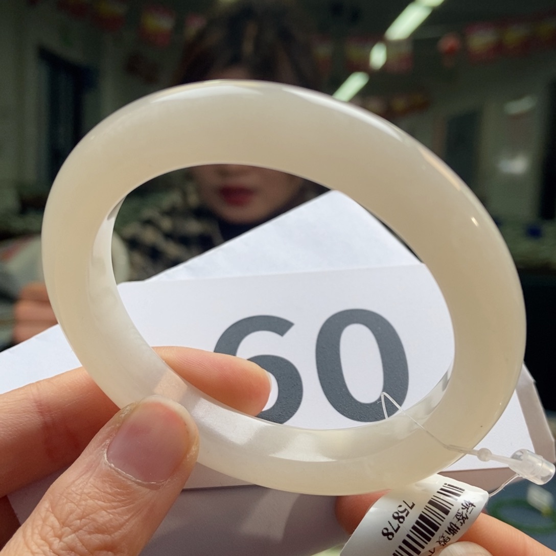 和田玉手镯未镶嵌粉白