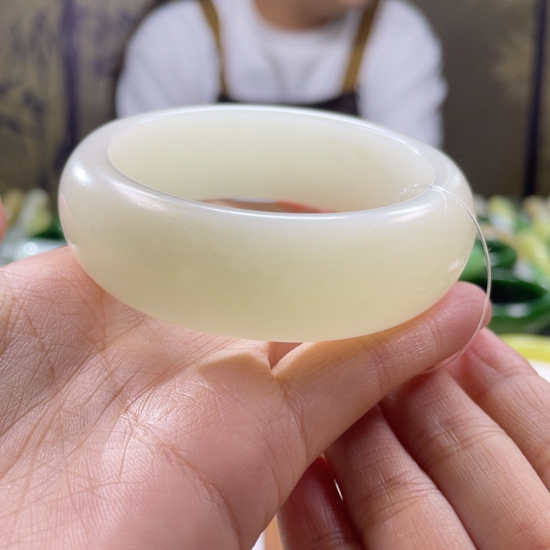 Z***X和田玉未镶嵌手镯56圈