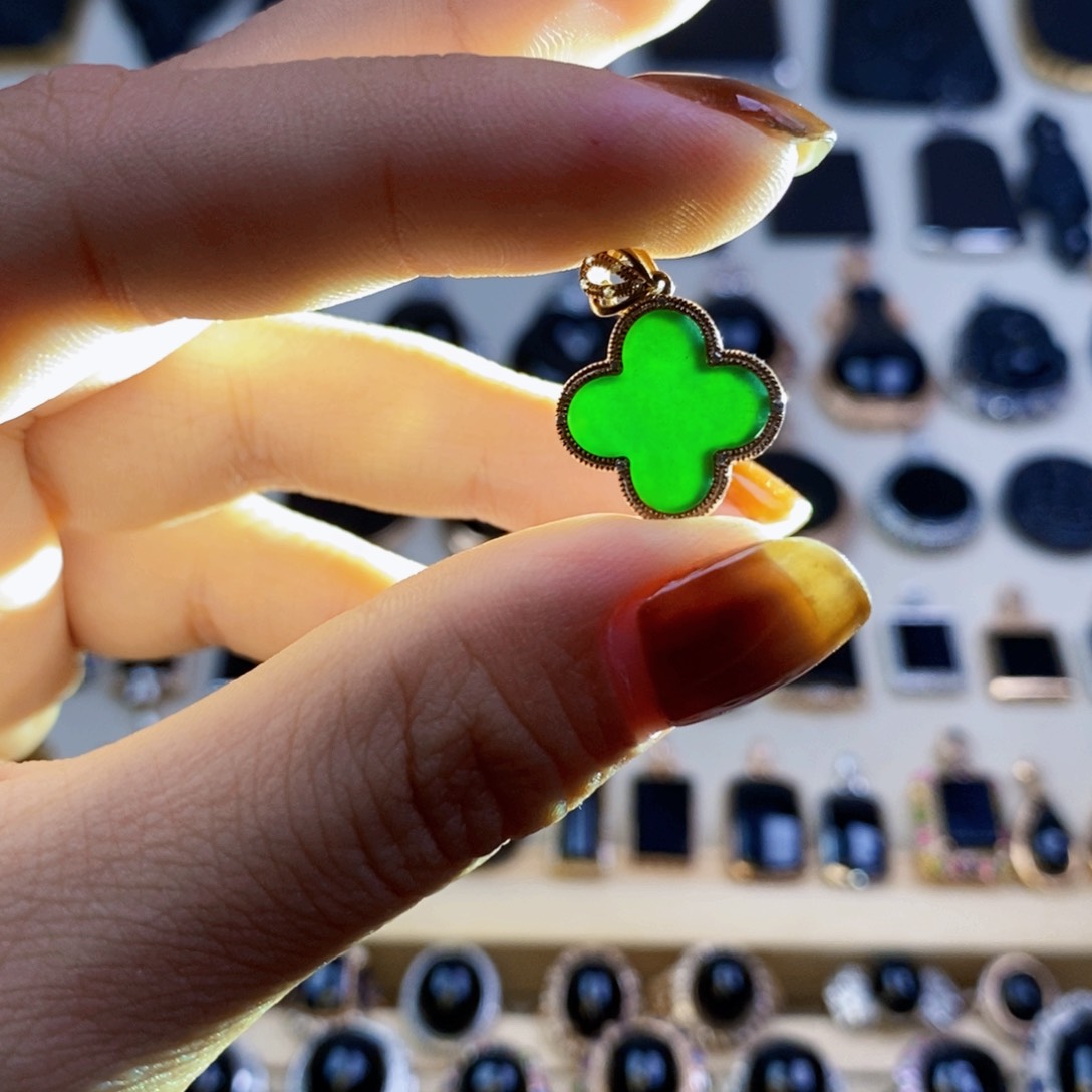 18K金镶嵌定制翡翠墨翠四叶草吊坠