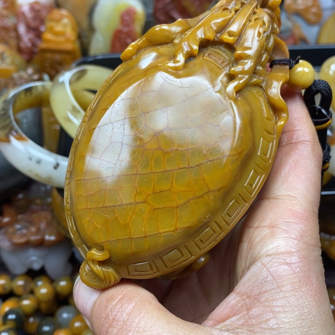 未镶嵌石英质玉（黄龙玉）颈饰