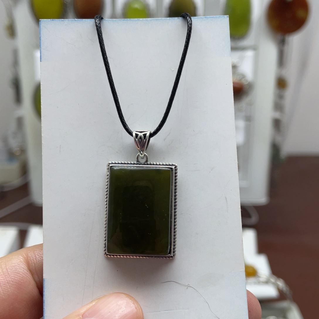 蛇纹石玉未镶嵌吊坠