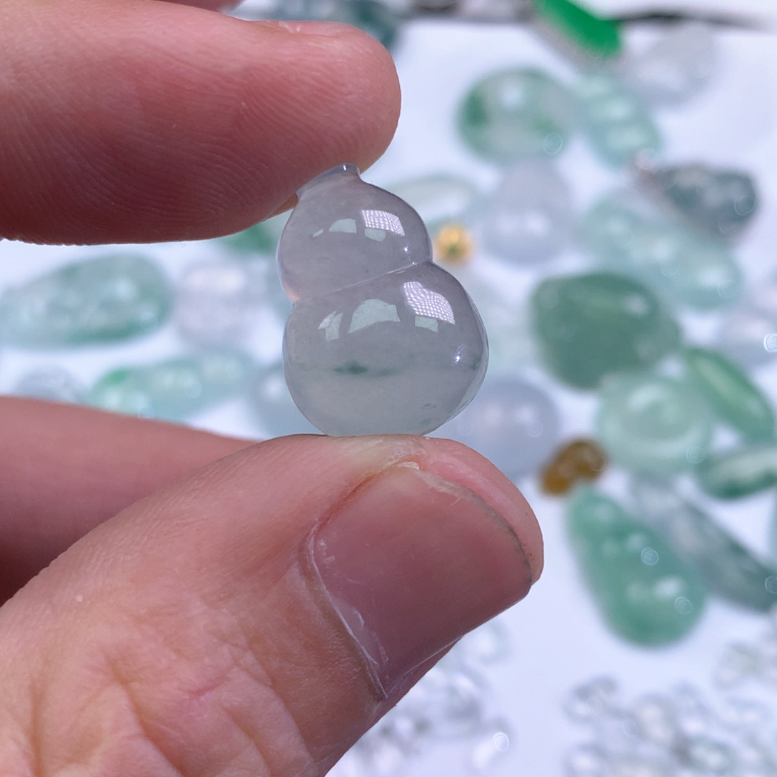 翡翠未镶嵌颈饰葫芦