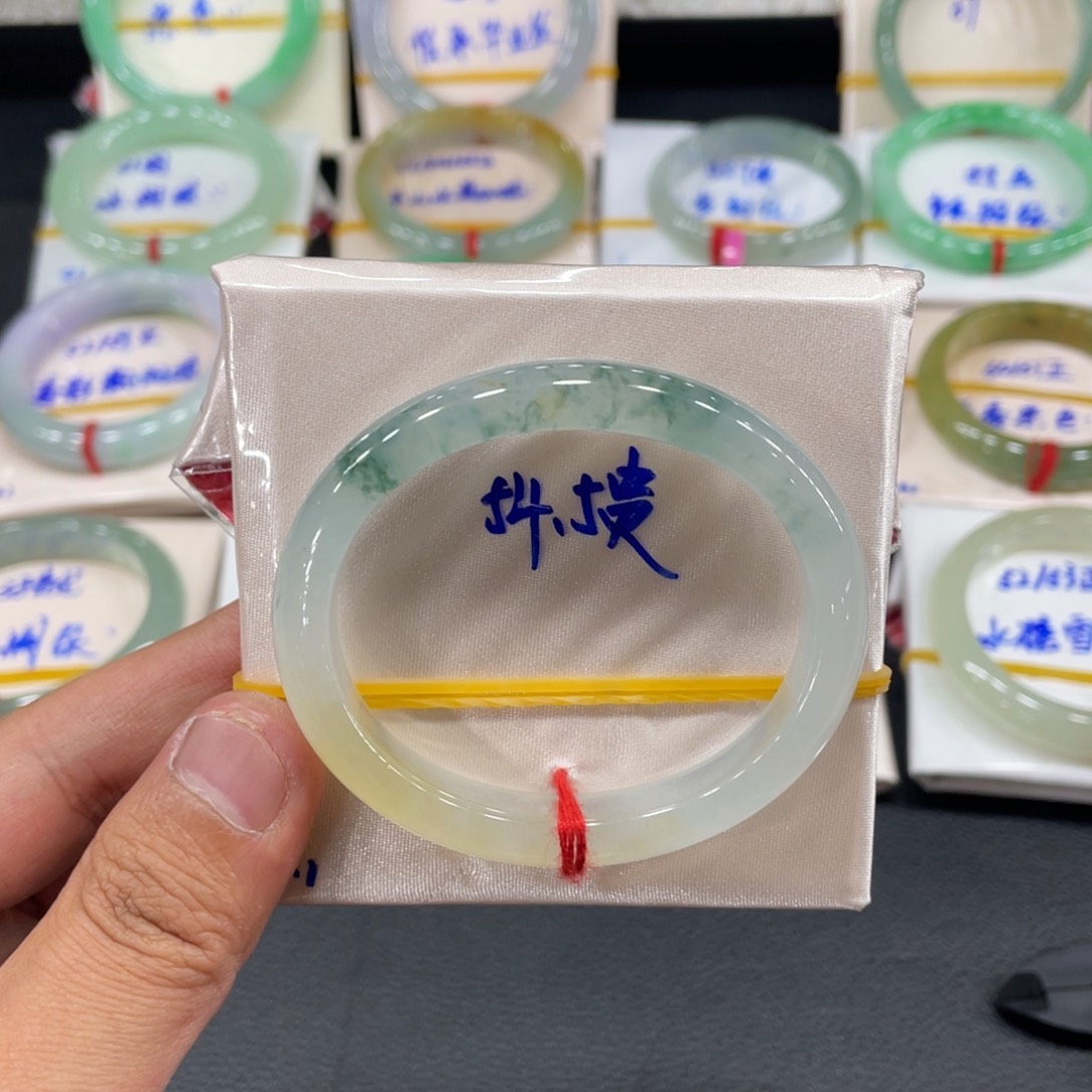 翡翠手镯未镶嵌天然翡翠