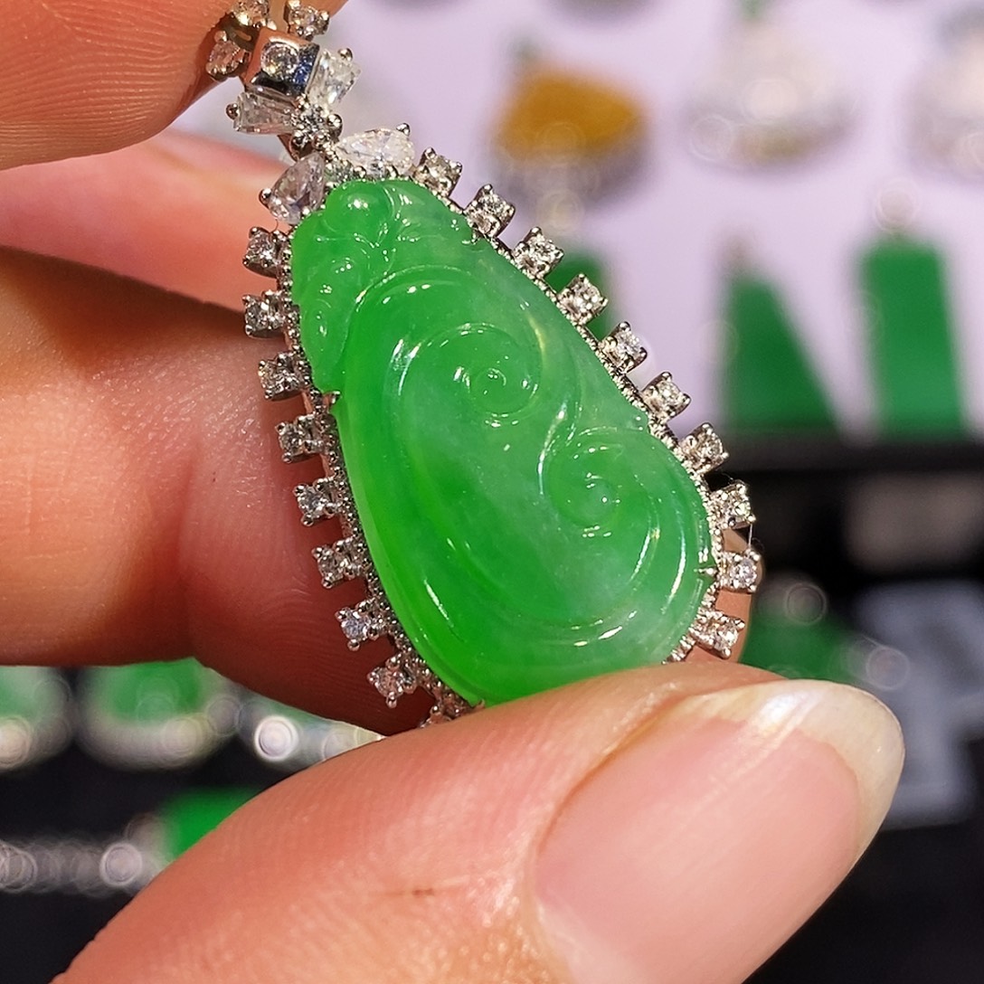 翡翠18K金镶嵌颈饰