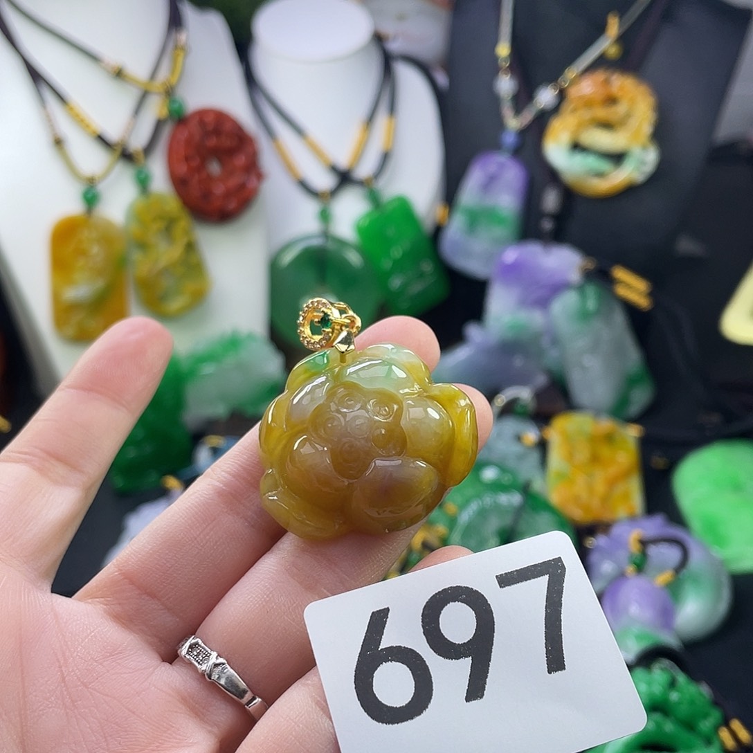 翡翠未镶嵌吊坠(赠链)