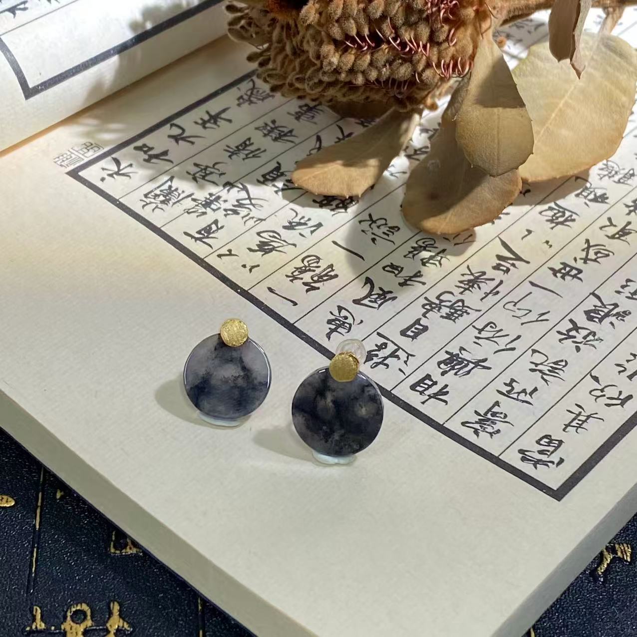  【翡翠系列】翡翠 百搭圆无事牌乌鸡翡翠银镶耳饰，多样性发货1件