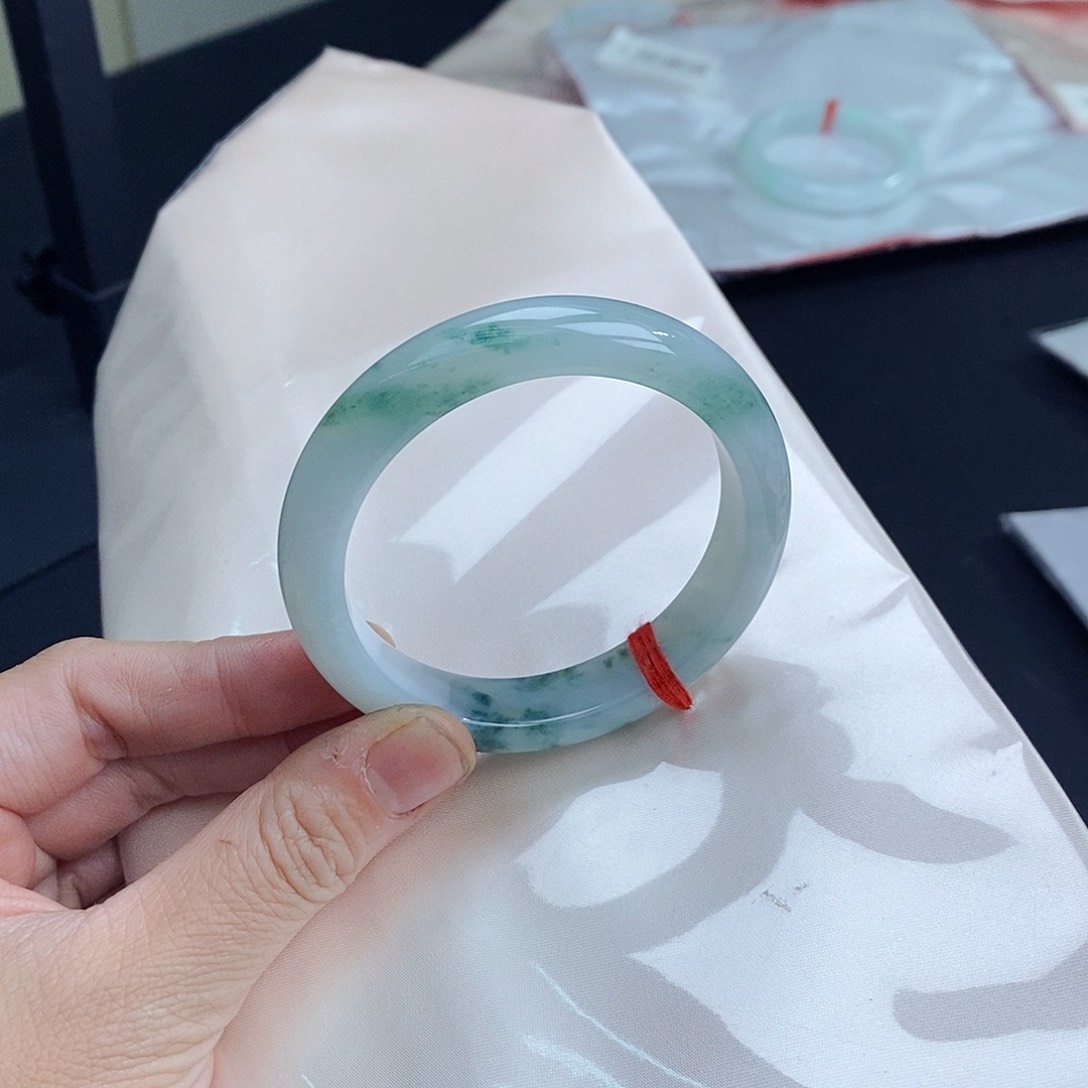 翡翠手镯未镶嵌翡翠
