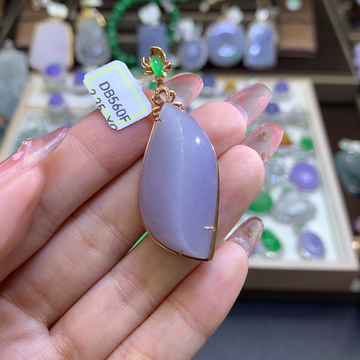 翡翠颈饰18K金镶嵌翡翠