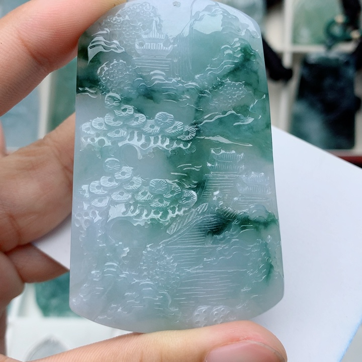 翡翠未镶嵌颈饰山水