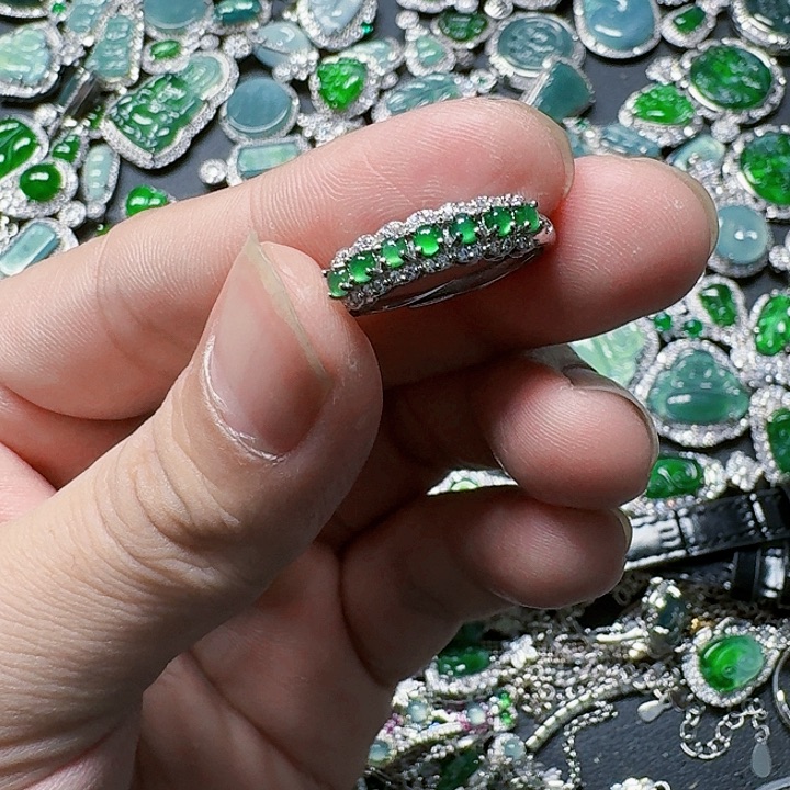 翡翠颈饰未镶嵌天然A货翡翠放漏