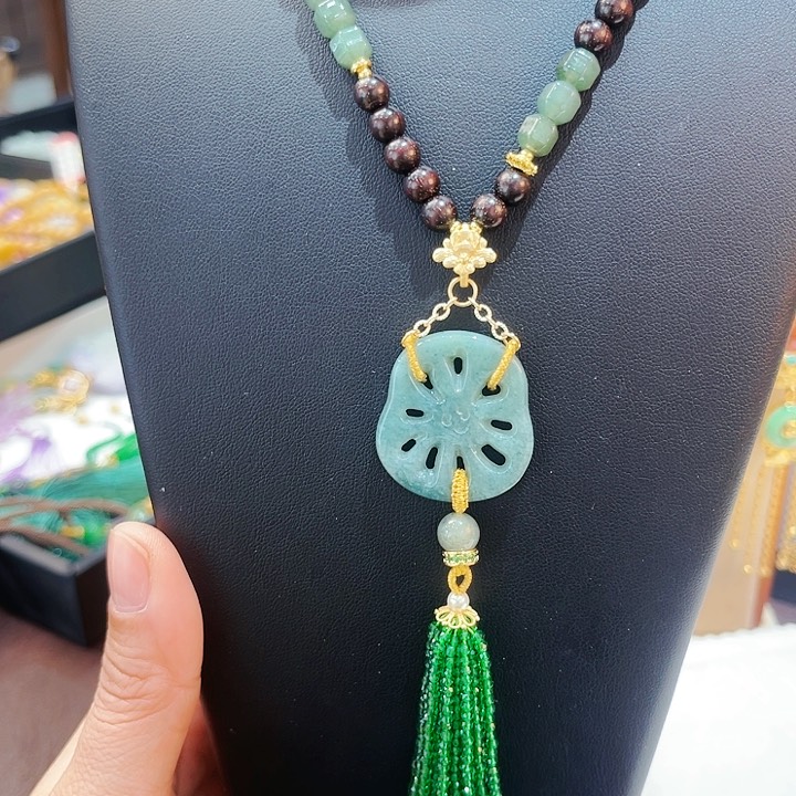 翡翠颈饰未镶嵌吊坠