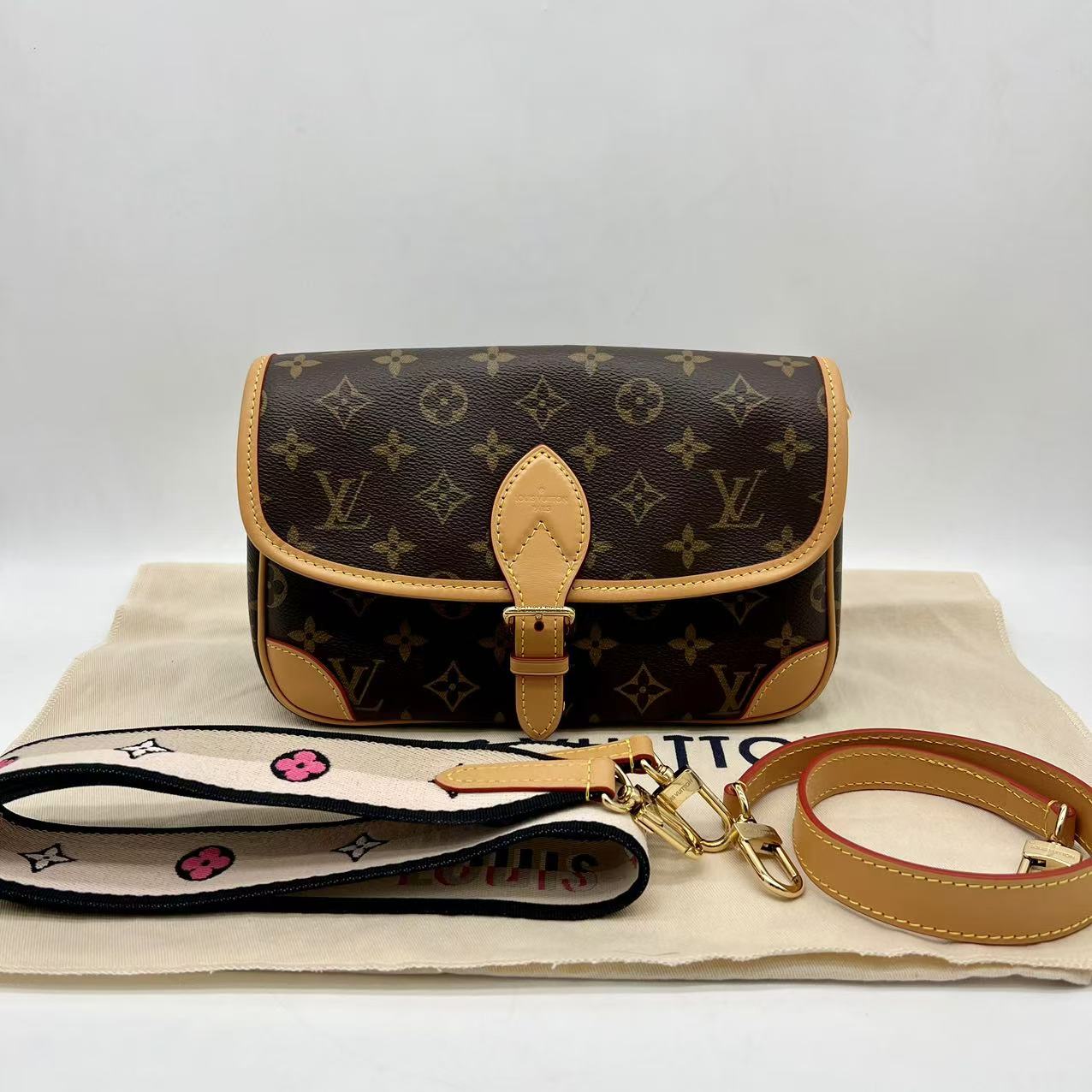 99新 LouisVuitton/路易威登 新款 老花 diane 法棍 单肩 斜挎包