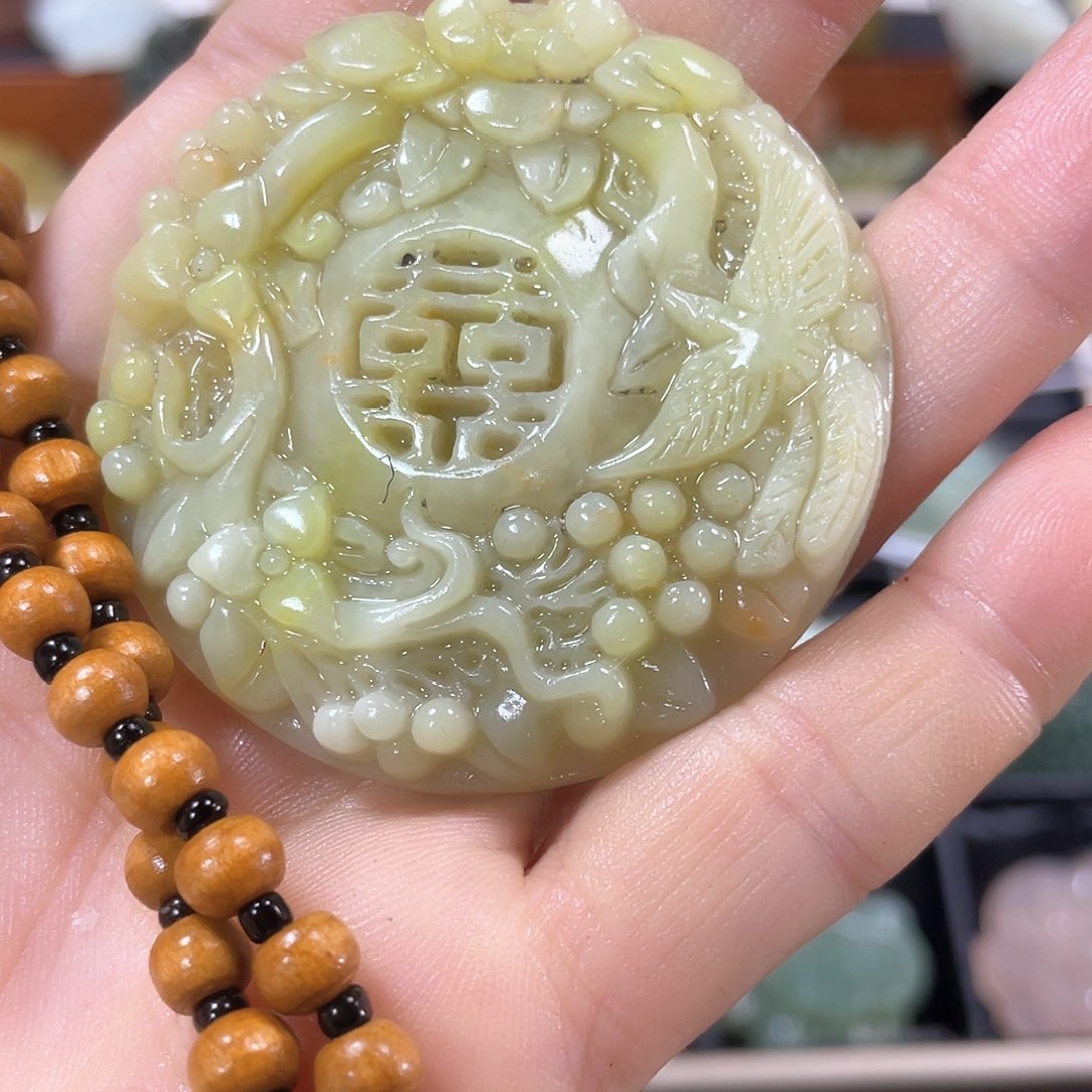 蛇纹石玉颈饰未镶嵌