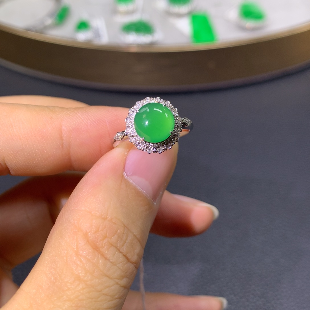 翡翠戒指18K金镶嵌翡翠