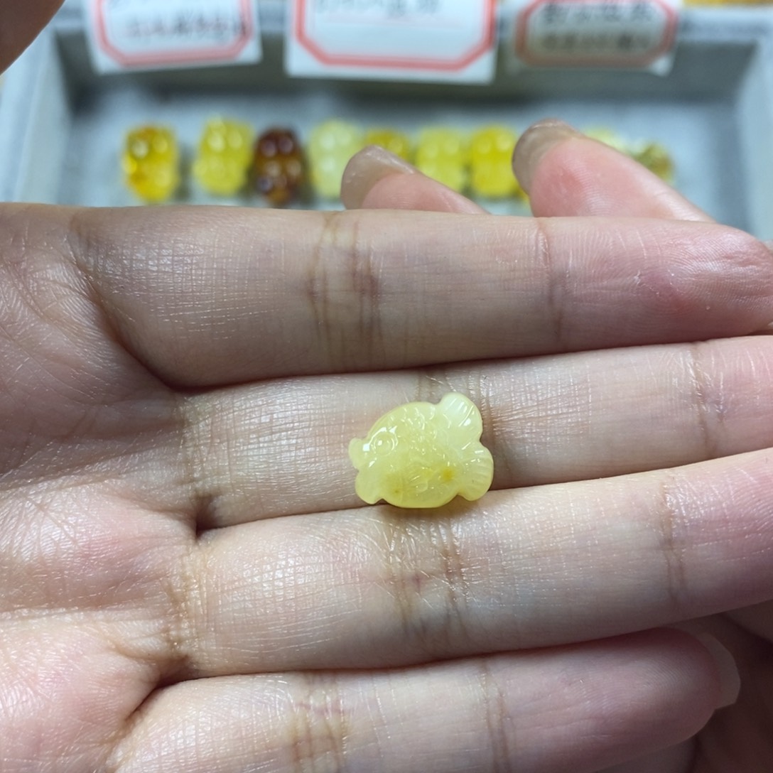 琥珀裸石未镶嵌小鱼
