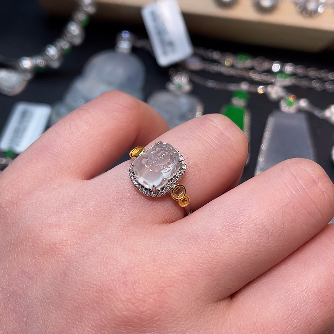 翡翠18K金镶嵌戒指貔貅