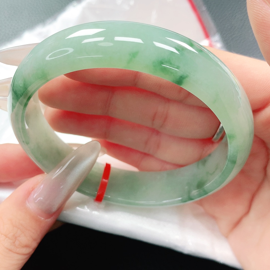 翡翠手镯未镶嵌60圈