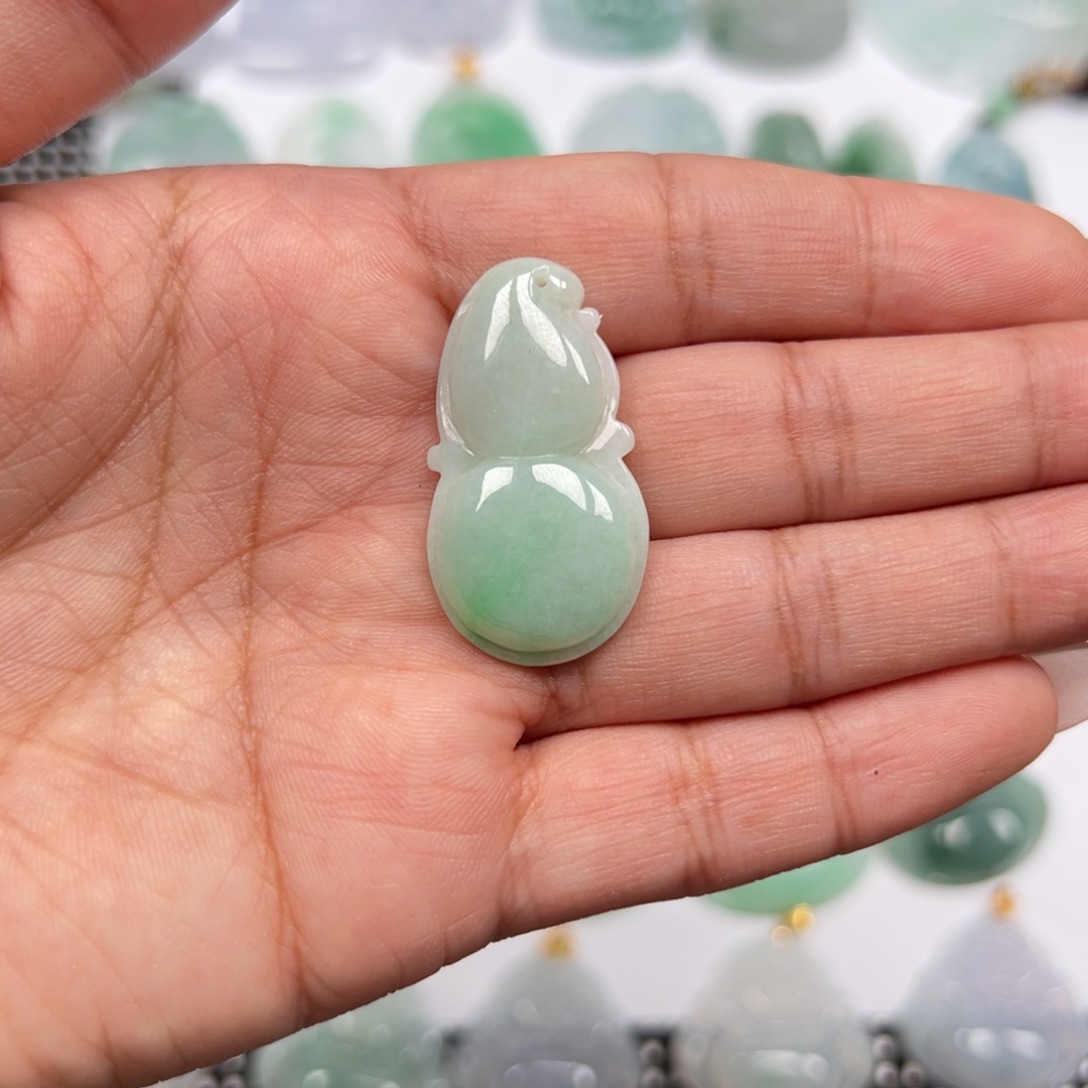 纯****翡翠未镶嵌颈饰葫芦