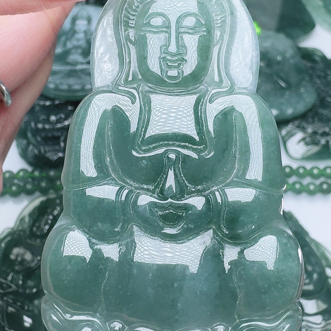 翡翠未镶嵌颈饰多样性发其一