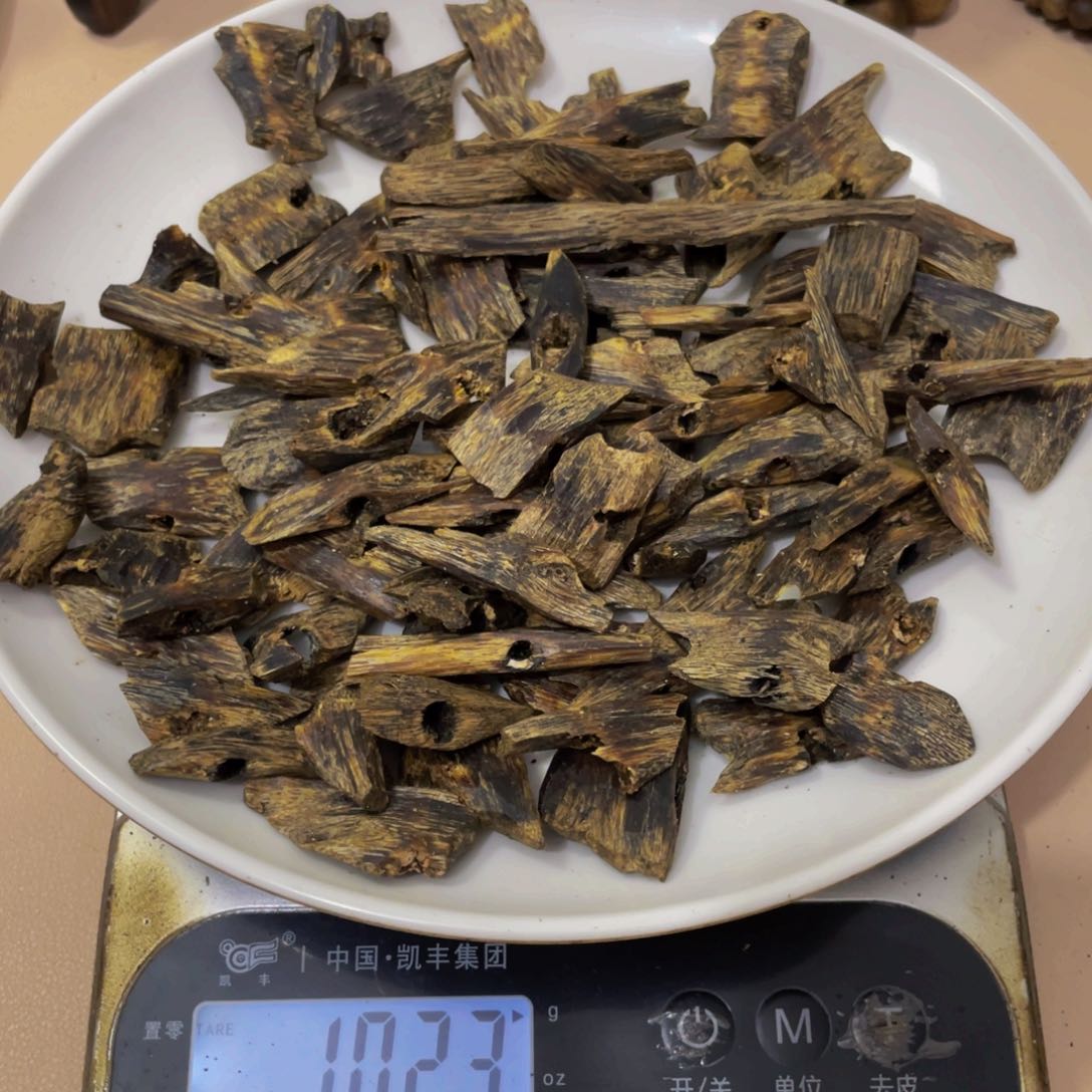 沉香木摆件未*红棋东江绿块料102克