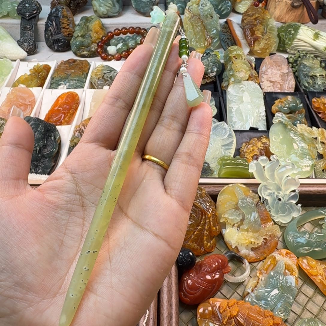 筱***）蛇纹石玉未镶嵌颈饰