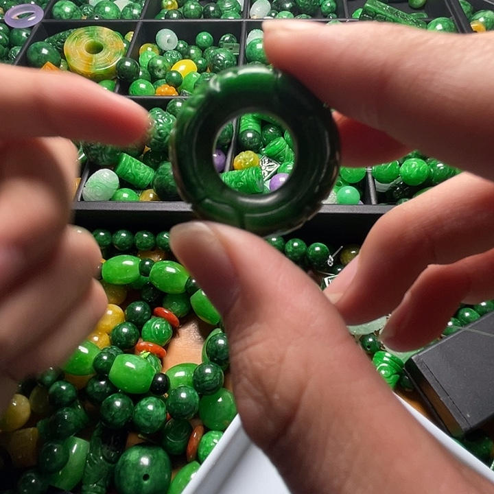 杨***》翡翠散珠缅料干青铁龙生