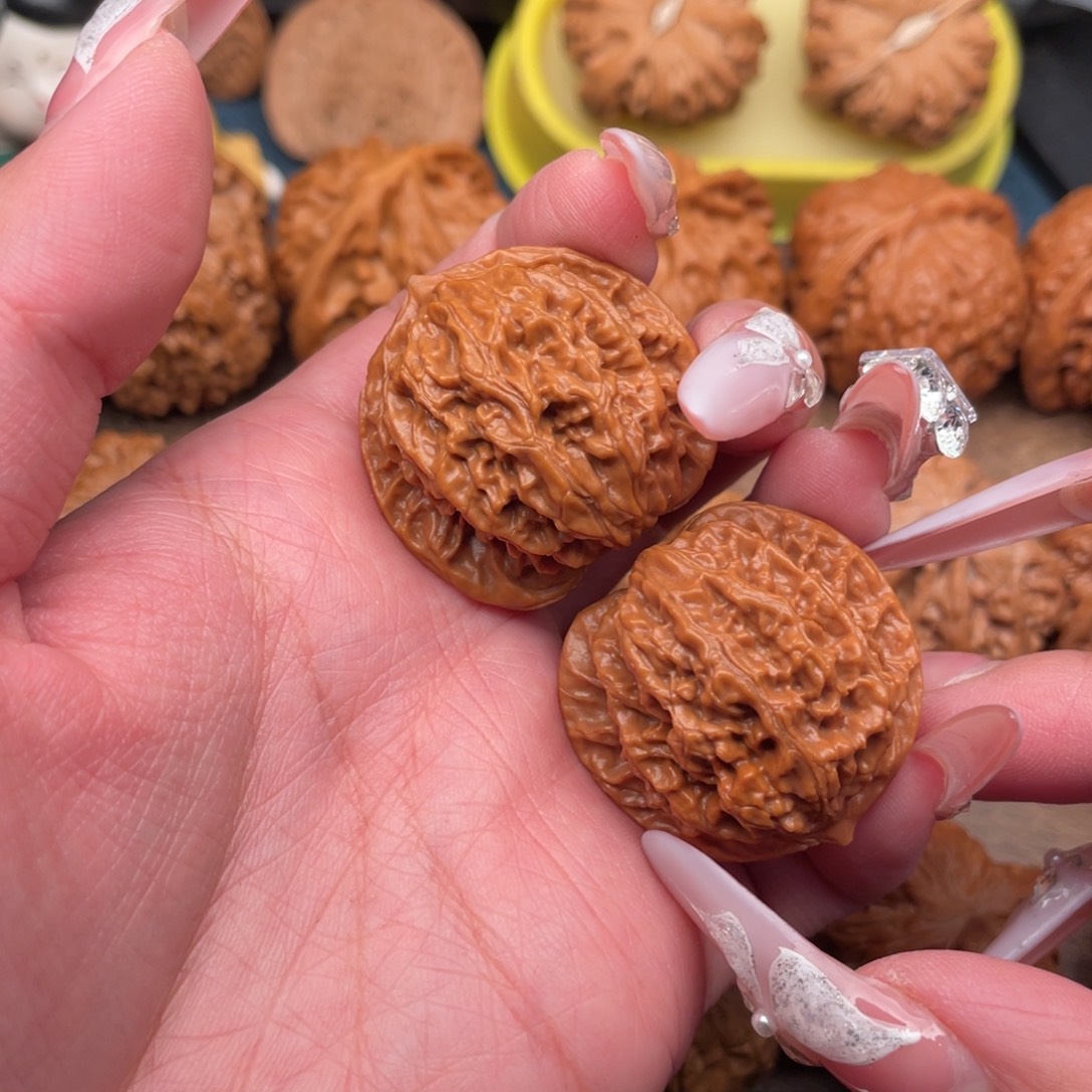 文玩核桃把件全品手捻桃心盘龙纹33