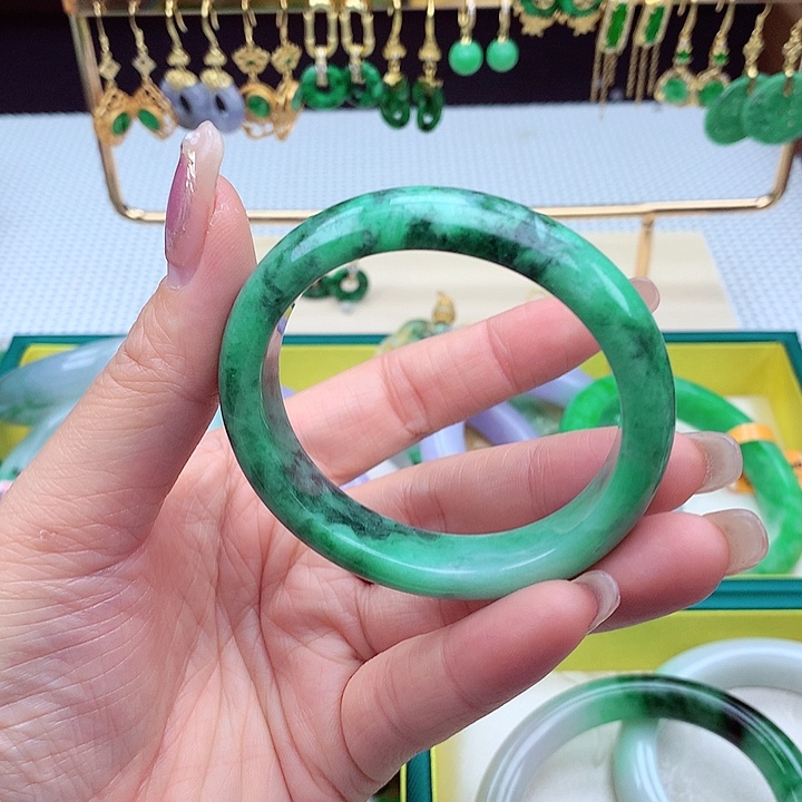 翡翠手镯未镶嵌翡翠