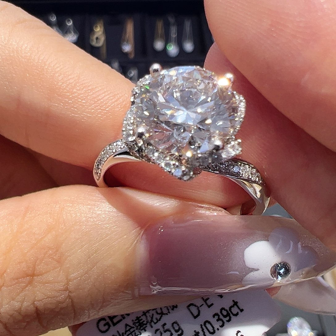 18K金镶嵌实验室培育钻石2.606ct