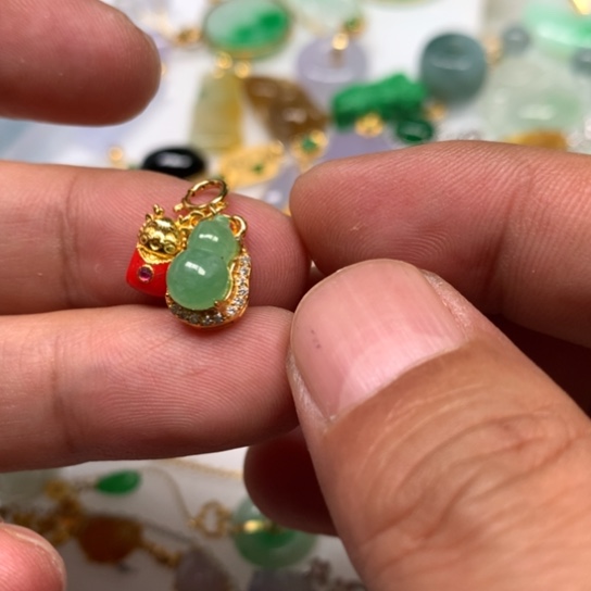 翡翠颈饰未镶嵌翡翠