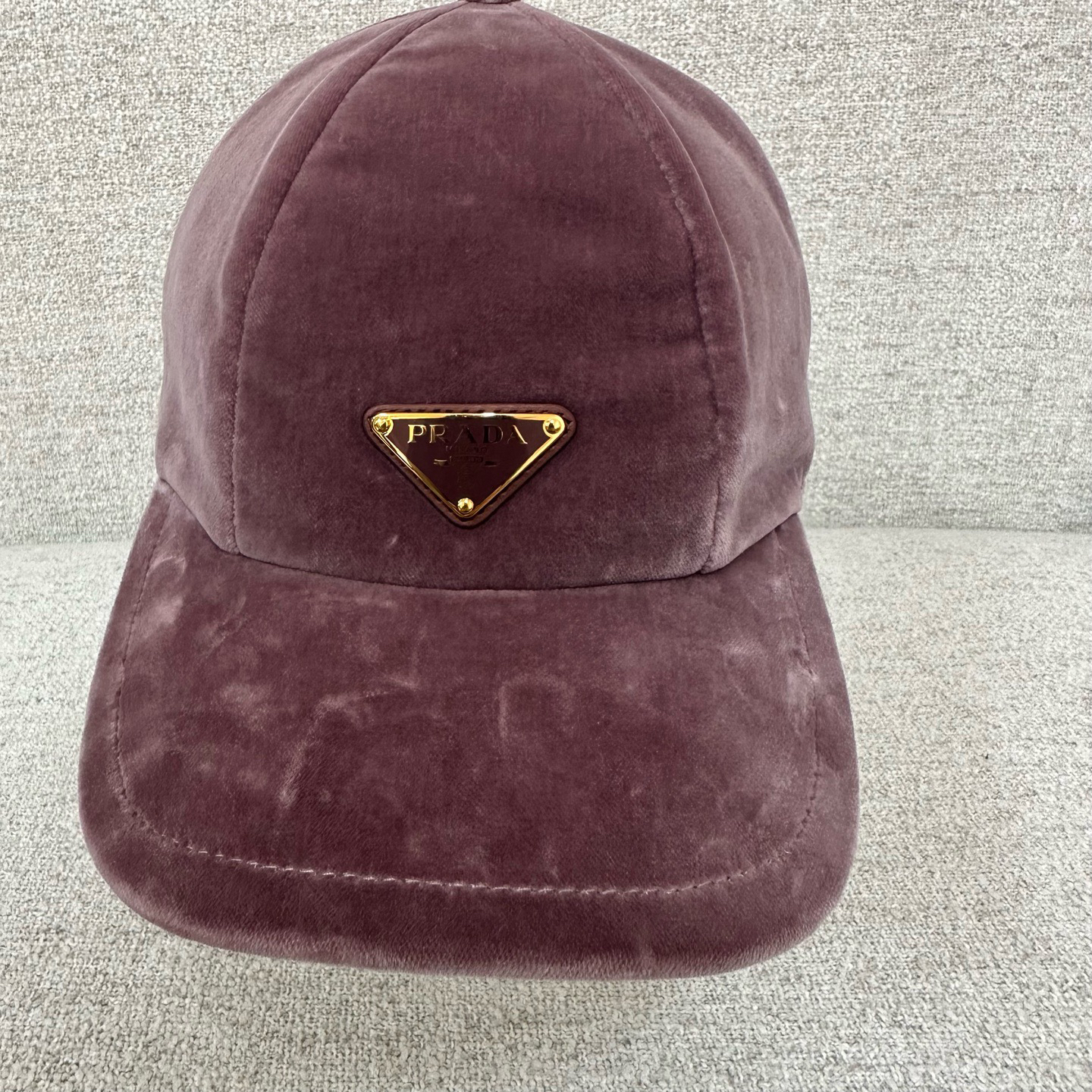 99新 Prada/普拉达 女士金属徽标饰丝绒紫红色棒球帽M码