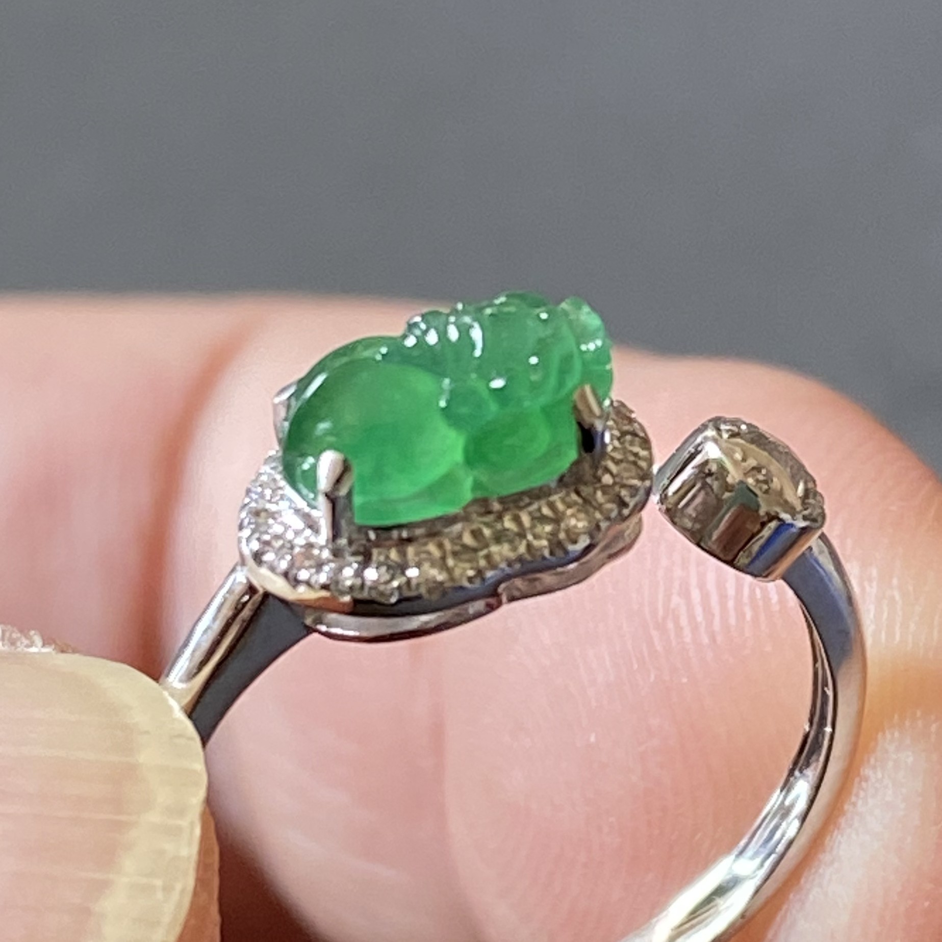 缅料A货翡翠冰阳绿貔貅皮休金钱戒指高冰满绿复古女款18K黄镶嵌