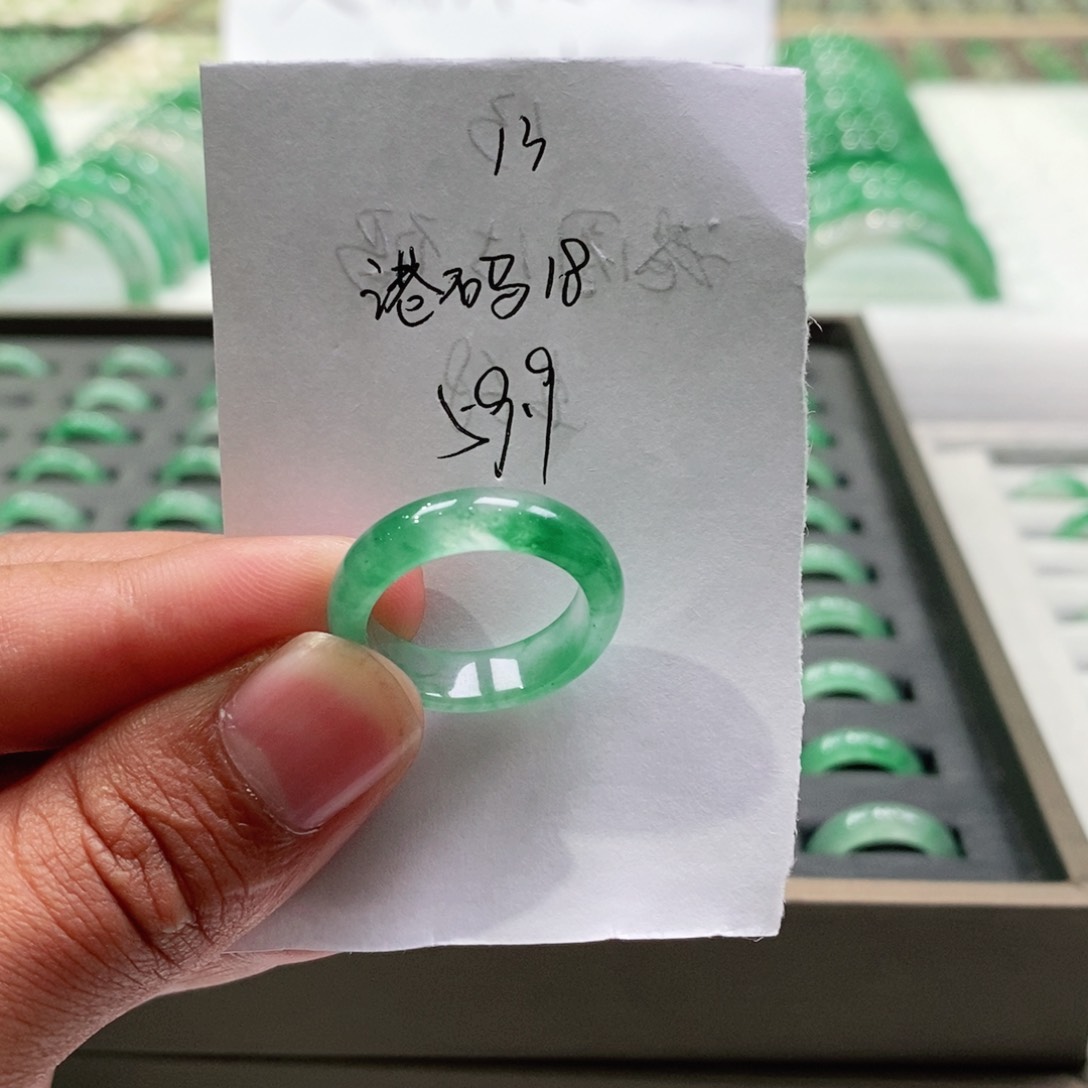 未镶嵌戒圈石英质玉（非洲翠）遥****?